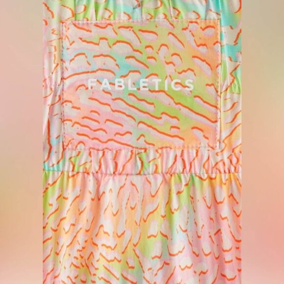 Fabletics NWT Women’s Blake V-Neck Tee & Ultra High-Waisted Shorts Set, Small - Picture 4 of 7